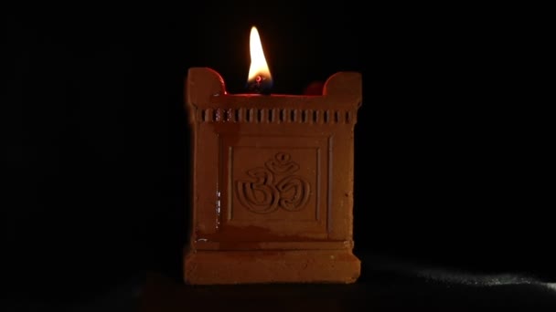 在Deepavali Maha Shivaratri和许多其他宗教节日中 传统的手工油灯都点亮了Om标志 — 图库视频影像