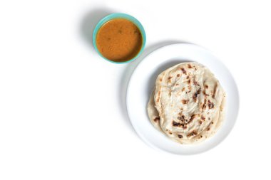 Beyaz arka planda izole edilmiş körili tavuklu parotta. Kerala eyaletinden bir lezzettir.