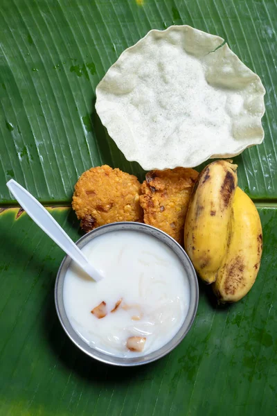 Geleneksel Onam Sadya Kerala Festival Günü Muz Yaprağında Servis Yaptı — Stok fotoğraf