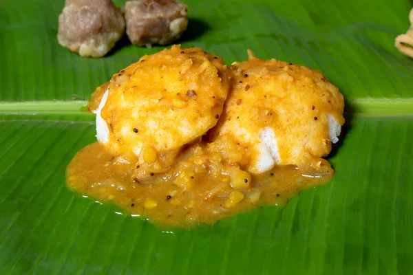 Sambar Muz Yaprağının Üzerinde Olduğu Yapımı Idli Beyaz Güney Hindistan — Stok fotoğraf