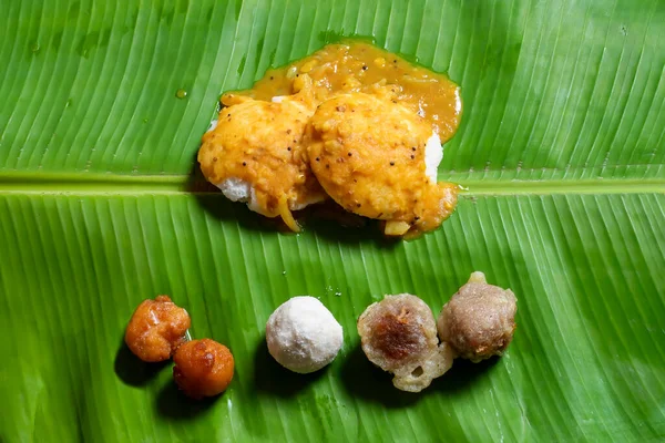 Tradycyjne Danie Serwowane Liściu Banana Podczas Indyjskich Festiwali Idli Sambar — Zdjęcie stockowe