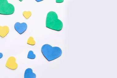 Sevgililer Günü konsepti. Beyaz bir arka planda çok renkli kalpler..