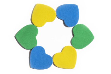 Çeşitli renklerde küçük kalpler daire şeklinde dizilir..