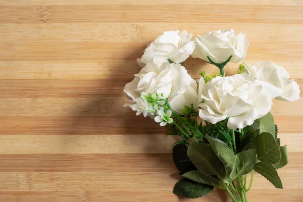 Білі Троянди Дерев Яному Столі — стокове фото