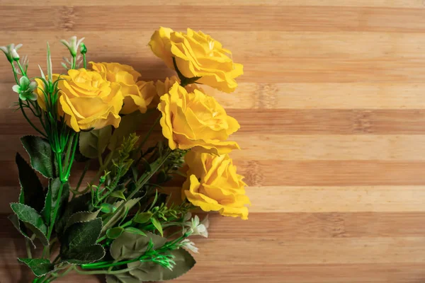 День Святого Валентина Букетом Жовтих Троянд Дерев Яному Столі — стокове фото