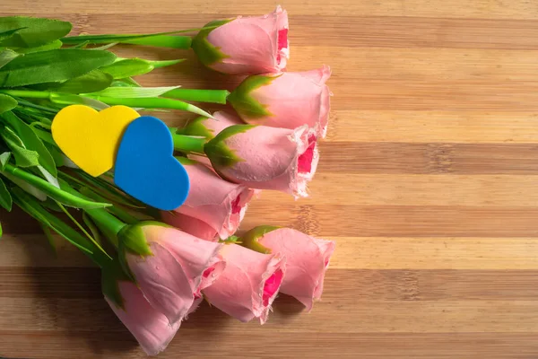 Букет Рожевих Троянд Маленьких Сердечок Дерев Яному Столі — стокове фото