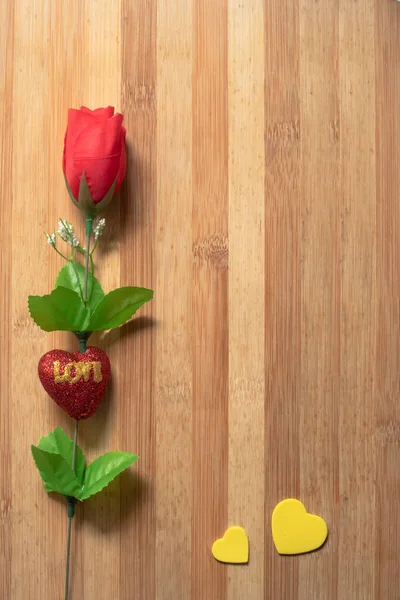 Червоні Троянди Маленькі Серця Дерев Яному Столі Концепції Кохання — стокове фото