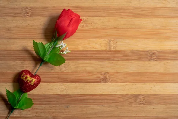 День Святого Валентина Червоними Пластиковими Трояндами Дерев Яному Столі Концепцією — стокове фото