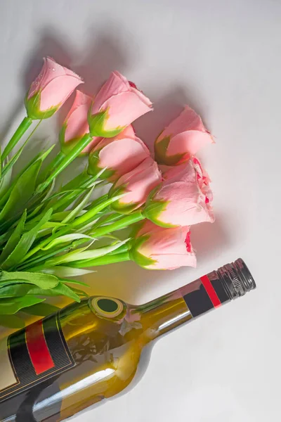 Фон День Святого Валентина Бутылка Вина Букетом Розовых Роз Изолированном — стоковое фото