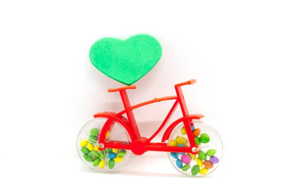 발렌타인데이 녹색인 플라스틱 자전거 장난감 — 스톡 사진