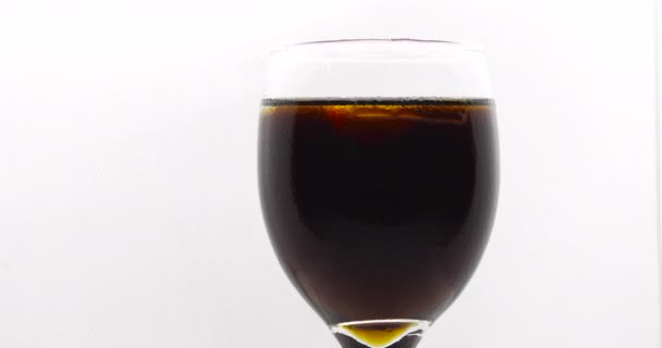 Бокал Шампанского Кубиками Льда Напитке Большим Количеством Пузырьков Воздуха Поднимаются — стоковое видео