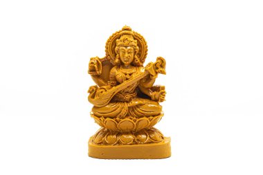 Kahverengi tahtaya oyulmuş Saraswati heykeli beyaz arka planda izole edilmiştir.
