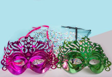 Çok renkli Karnaval Maskesi ve yıldızlar mavi ve beyaz arkaplanda.