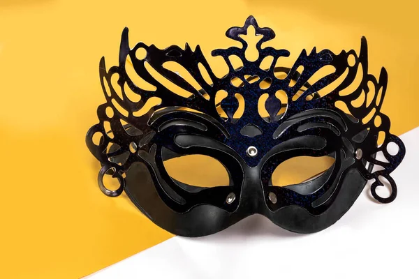 Zwarte Kleur Carnaval Masker Geel Witte Achtergrond — Stockfoto