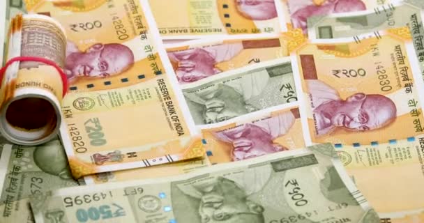Крупный План Индийской Банкноты 200 Рупий Падает Индийские Банкноты Столе — стоковое видео