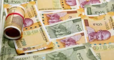 Hindistan 'ın 200,500 rupi' lik yakın çekimi masadaki Hint banknotlarına düşer..