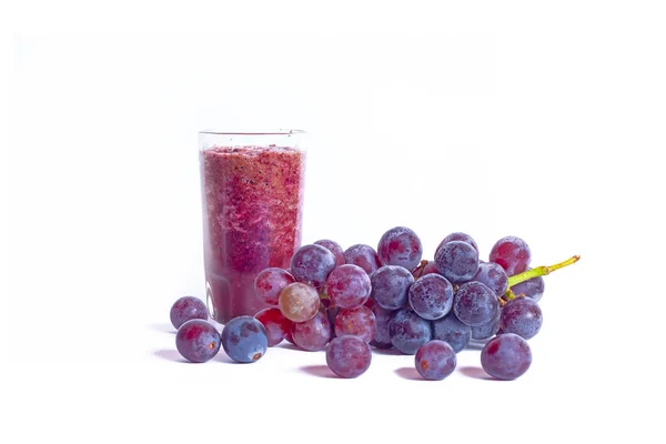 Ett Glas Druvsaft Med Massor Druvor Frukt Isolerad Vit Bakgrund — Stockfoto