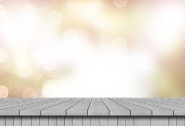 Bulanık doğal bokeh arkaplanı olan boş tahta masa.