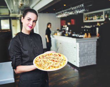 Garsonlar et yemeği bir düğünde ile tabak taşıma.
