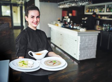 Garsonlar et yemeği bir düğünde ile tabak taşıma.