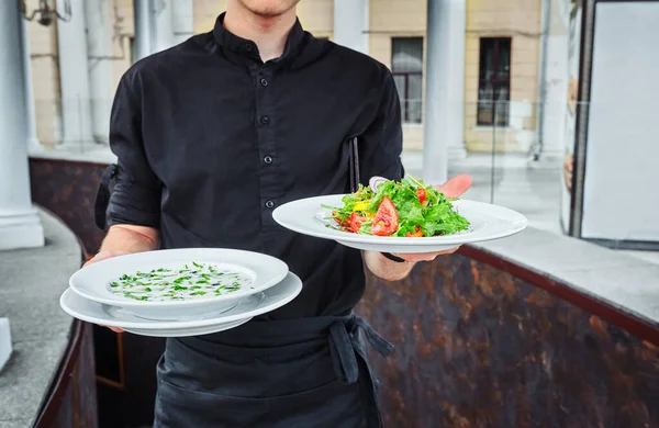 Camareros Llevando Platos Con Plato Carne Una Boda — Foto de Stock