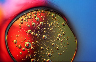 O harfi ile soyut uzay duvar kağıdı ve kopyalama alanı ile ışık kıvılcımları. Grunge soyut arkaplanı.