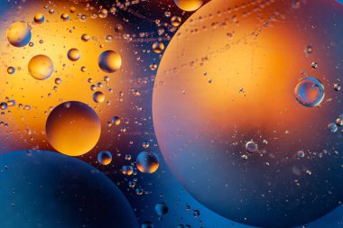 O harfi ile soyut uzay duvar kağıdı ve kopyalama alanı ile ışık kıvılcımları. Grunge soyut arkaplanı.