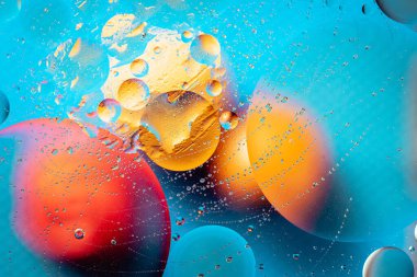 O harfi ile soyut uzay duvar kağıdı ve kopyalama alanı ile ışık kıvılcımları. Grunge soyut arkaplanı.