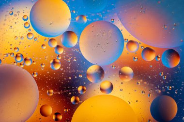 O harfi ile soyut uzay duvar kağıdı ve kopyalama alanı ile ışık kıvılcımları. Grunge soyut arkaplanı.