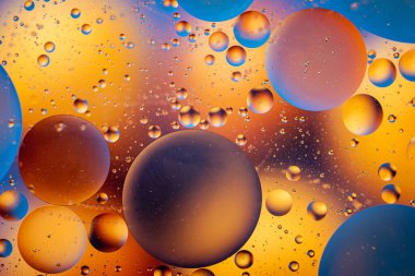 O harfi ile soyut uzay duvar kağıdı ve kopyalama alanı ile ışık kıvılcımları. Grunge soyut arkaplanı.