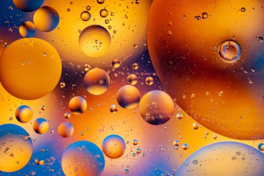 O harfi ile soyut uzay duvar kağıdı ve kopyalama alanı ile ışık kıvılcımları. Grunge soyut arkaplanı.