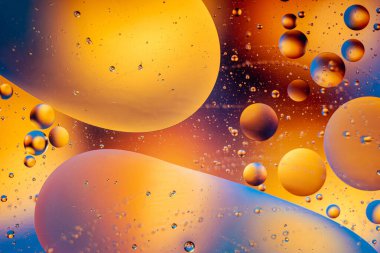 O harfi ile soyut uzay duvar kağıdı ve kopyalama alanı ile ışık kıvılcımları. Grunge soyut arkaplanı.