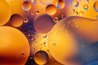 O harfi ile soyut uzay duvar kağıdı ve kopyalama alanı ile ışık kıvılcımları. Grunge soyut arkaplanı.