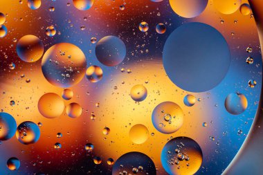 O harfi ile soyut uzay duvar kağıdı ve kopyalama alanı ile ışık kıvılcımları. Grunge soyut arkaplanı.