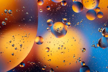 O harfi ile soyut uzay duvar kağıdı ve kopyalama alanı ile ışık kıvılcımları. Grunge soyut arkaplanı.