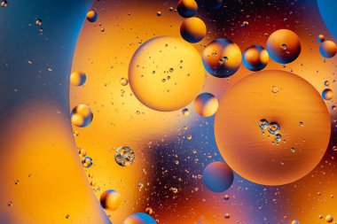 O harfi ile soyut uzay duvar kağıdı ve kopyalama alanı ile ışık kıvılcımları. Grunge soyut arkaplanı.