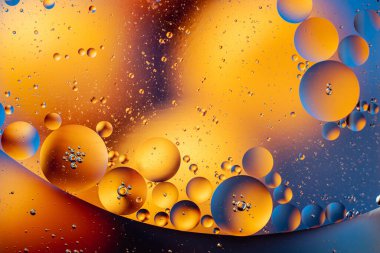 O harfi ile soyut uzay duvar kağıdı ve kopyalama alanı ile ışık kıvılcımları. Grunge soyut arkaplanı.