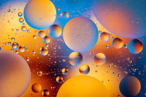 O harfi ile soyut uzay duvar kağıdı ve kopyalama alanı ile ışık kıvılcımları. Grunge soyut arkaplanı.