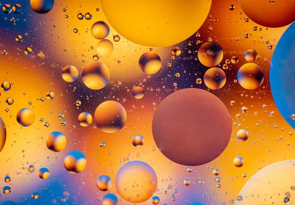 O harfi ile soyut uzay duvar kağıdı ve kopyalama alanı ile ışık kıvılcımları. Grunge soyut arkaplanı.