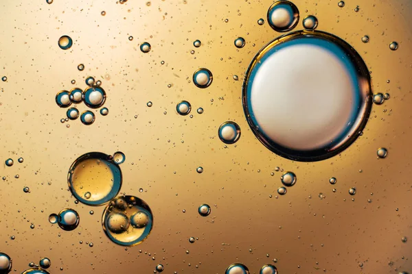 O harfi ile soyut uzay duvar kağıdı ve kopyalama alanı ile ışık kıvılcımları. Grunge soyut arkaplanı.