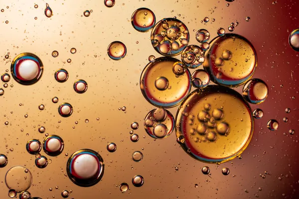 O harfi ile soyut uzay duvar kağıdı ve kopyalama alanı ile ışık kıvılcımları. Grunge soyut arkaplanı.