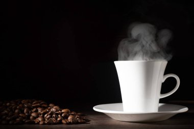 Kahve ya da kahve, sabah kafedeki ahşap masada.