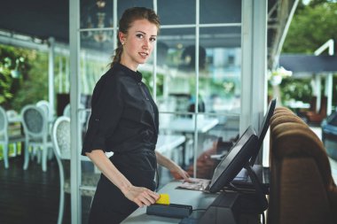 Garson, hesap, kredi kartı terminal .