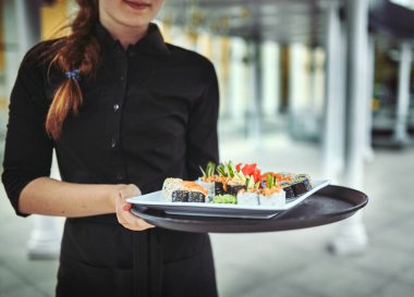 Garsonlar et yemeği bir düğünde ile tabak taşıma.