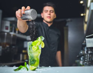 İş yerinde, barmen cocktails.Concept hizmeti ve içecekler hakkında hazırlanıyor.