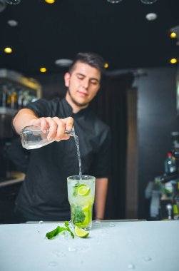 İş yerinde, barmen cocktails.Concept hizmeti ve içecekler hakkında hazırlanıyor.