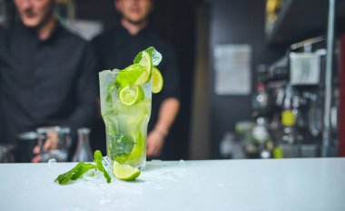 İş yerinde, barmen cocktails.Concept hizmeti ve içecekler hakkında hazırlanıyor.