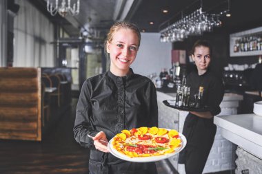 Garsonlar et yemeği bir düğünde ile tabak taşıma.