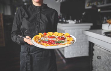 Garsonlar et yemeği bir düğünde ile tabak taşıma.