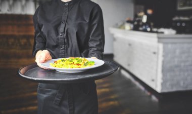 Garsonlar et yemeği bir düğünde ile tabak taşıma.